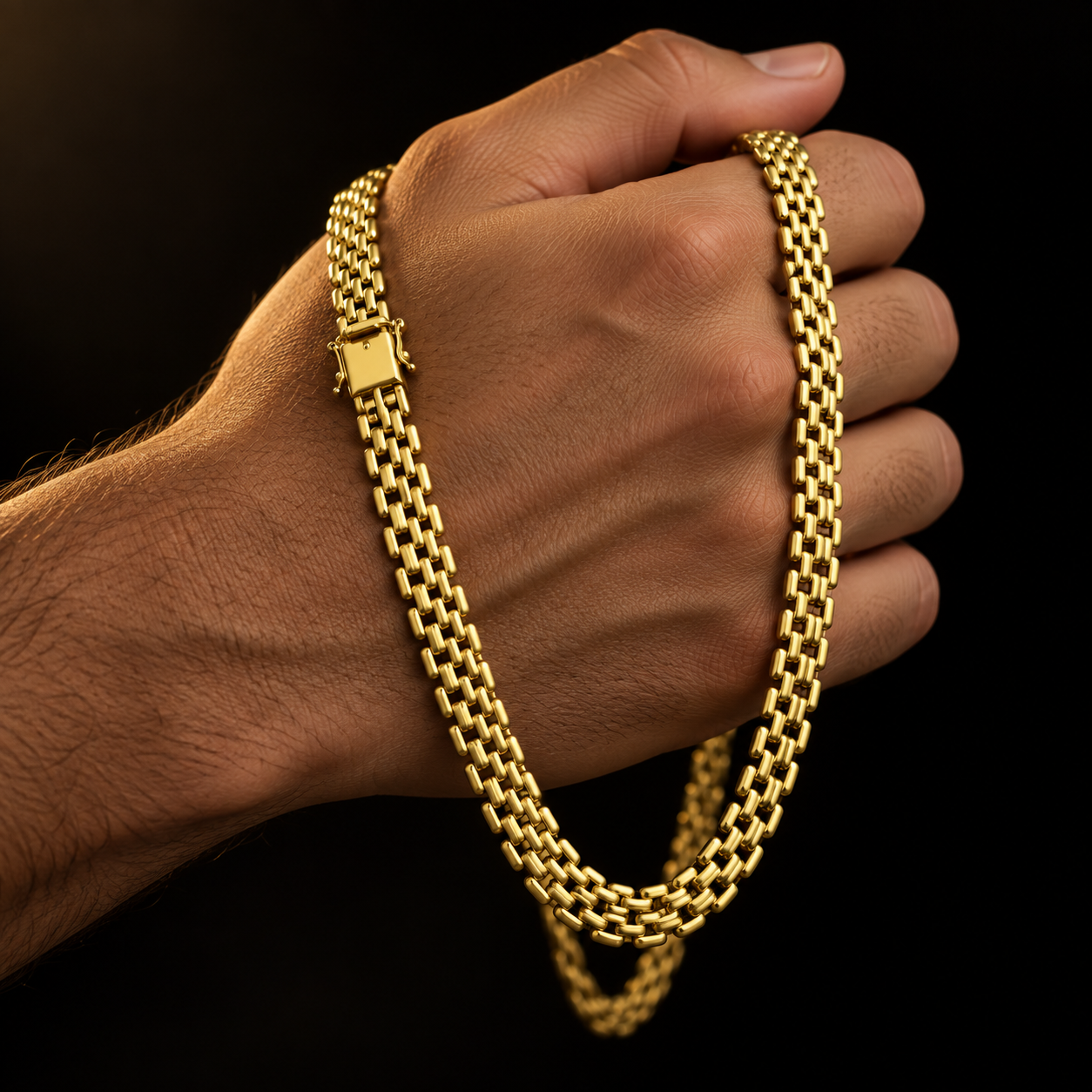 Cordão Elo Americano dourado apresentado na mão