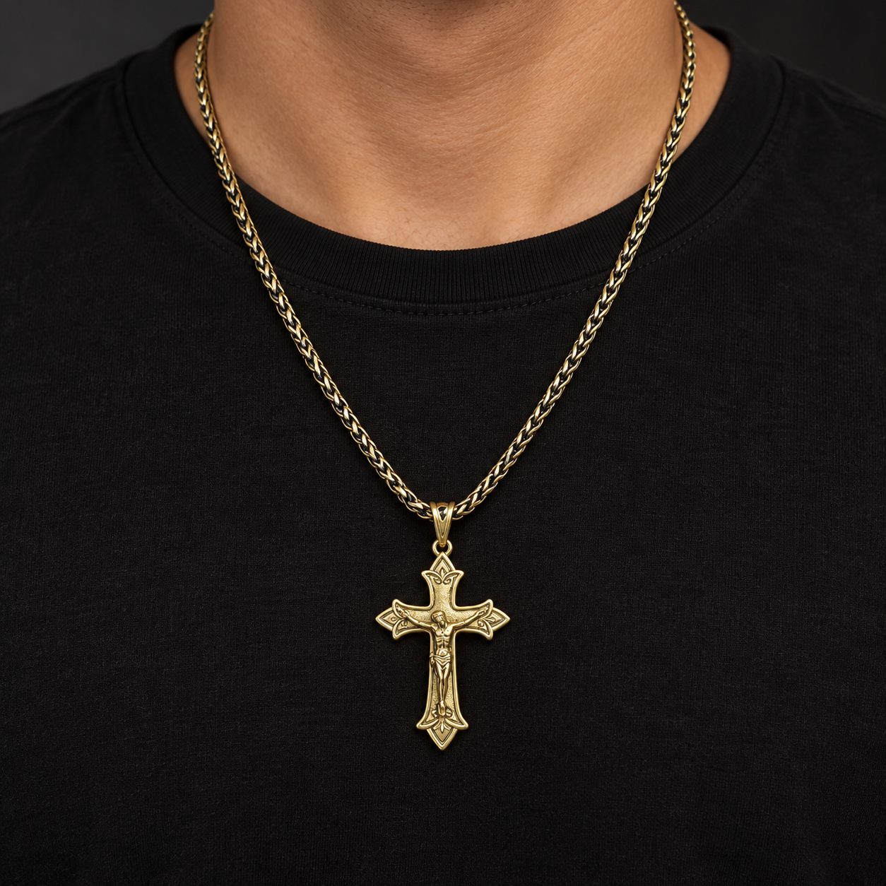 Homem usando cordão dourado com pingente de Cristo